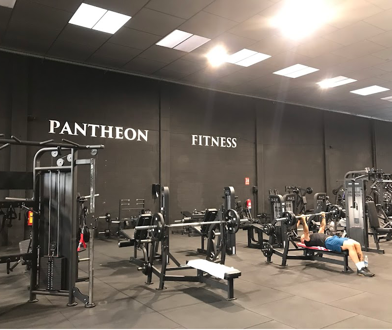 Sala de musculación con máquinas Hammer Strength